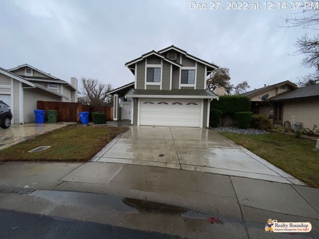 Building Photo - Conveniently Located 3 Bedroom