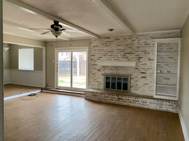 Building Photo - Bonus Room!