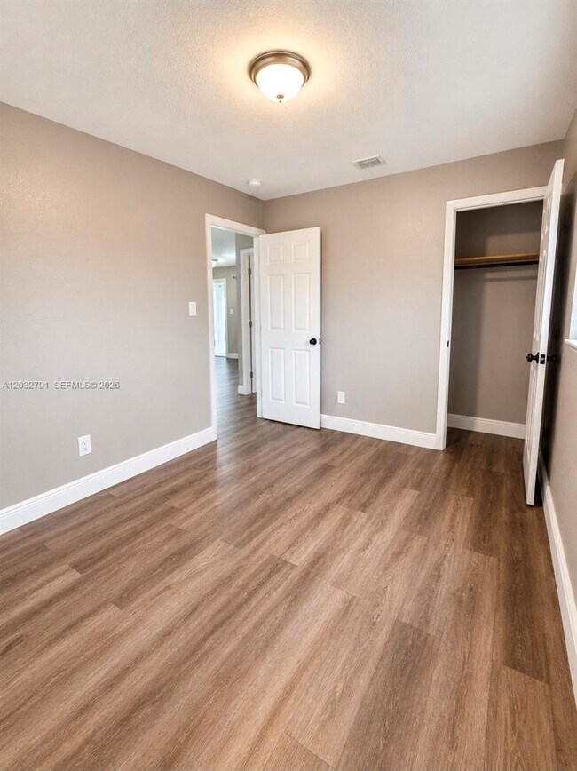 Foto del edificio - 2350 NW 12th Ct