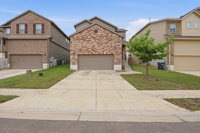 Building Photo - "Charming San Marcos Retreat: Spacious 3-Bedroom Home with 2.5 Baths on Lake Glen!"