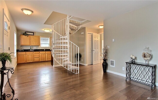 Building Photo - Charming craftsman home with a large lot a...