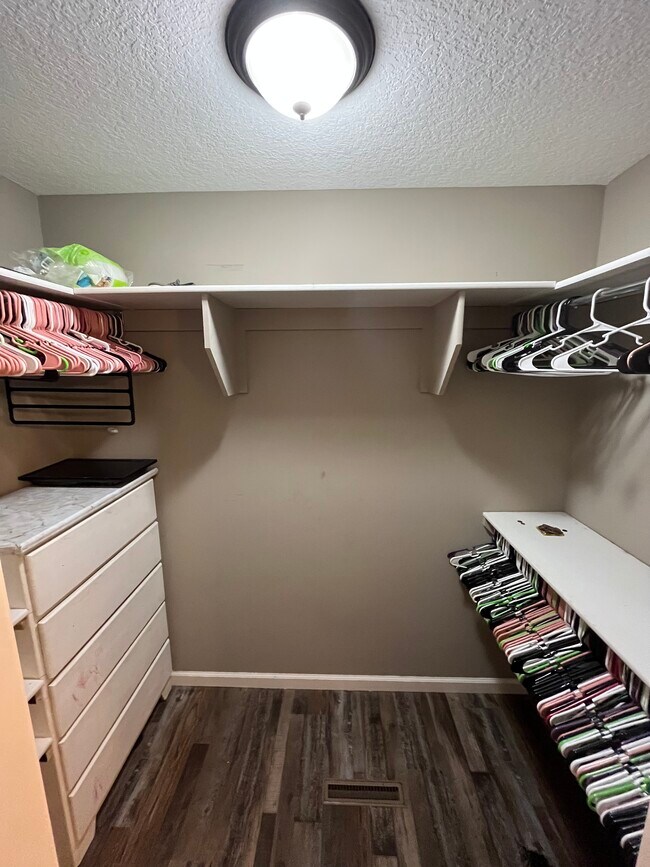 Foto del edificio - 1311 Oakwood Ln