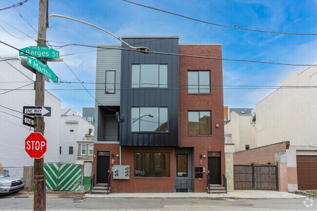 Building Photo - 2120 Berges St