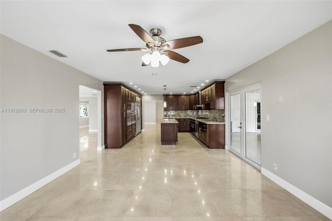 Building Photo - 633 Solar Isle Dr