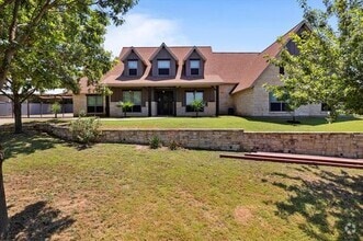Building Photo - 402 N Pkwy Dr