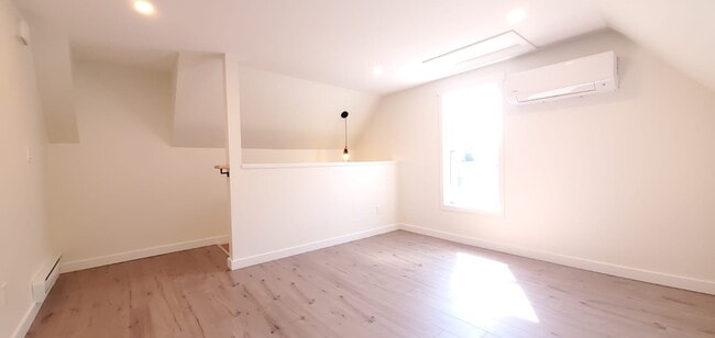 Building Photo - 39 Dunbar St