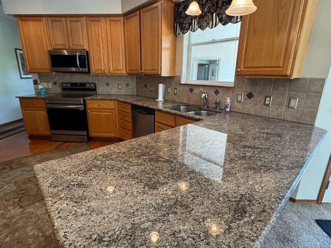 Foto del edificio - 3 Bed, 2 Bath PLUS Bonus Room SHORT TERM R...