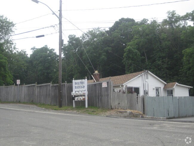 Foto del edificio - 188 Hallock Landing Rd