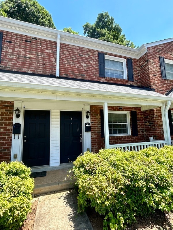 Foto del edificio - 1215 Green Oaks Ln