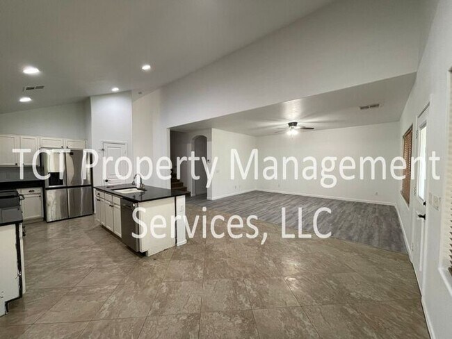Foto del edificio - Large 6 Bedroom with Grass Backyard!