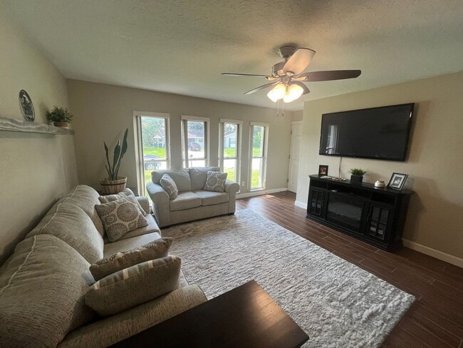 Building Photo - 5119 Ferncrest Dr