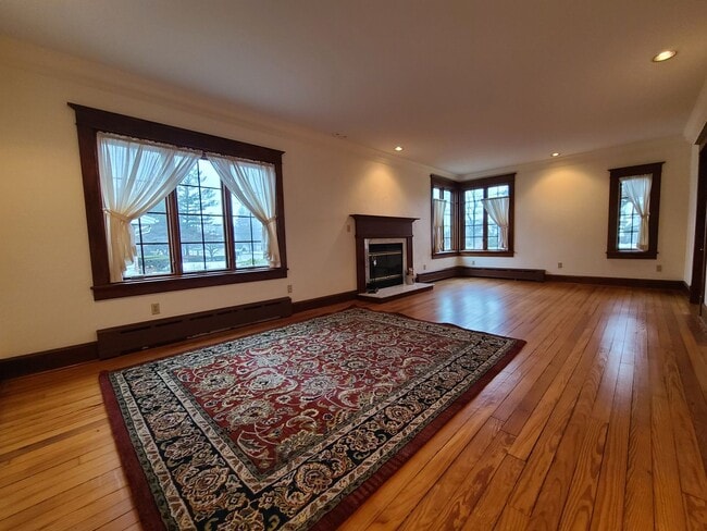 Building Photo - 566 N Shore Dr