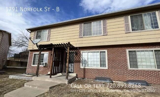 Building Photo - 3 Bed 2.5 Bath Townhome with W/D and Priva...