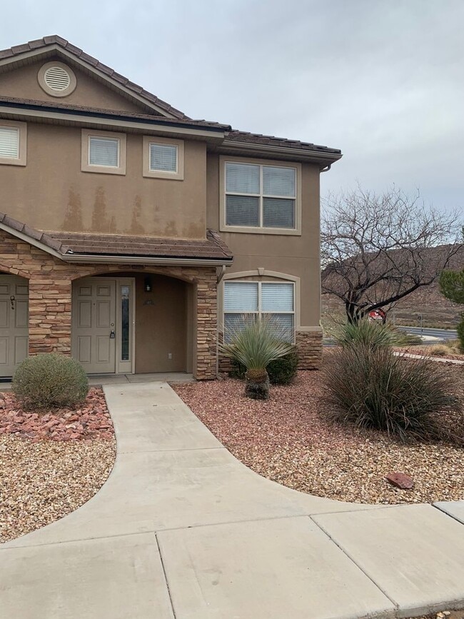 Building Photo - 3155 S Hidden Valley Dr