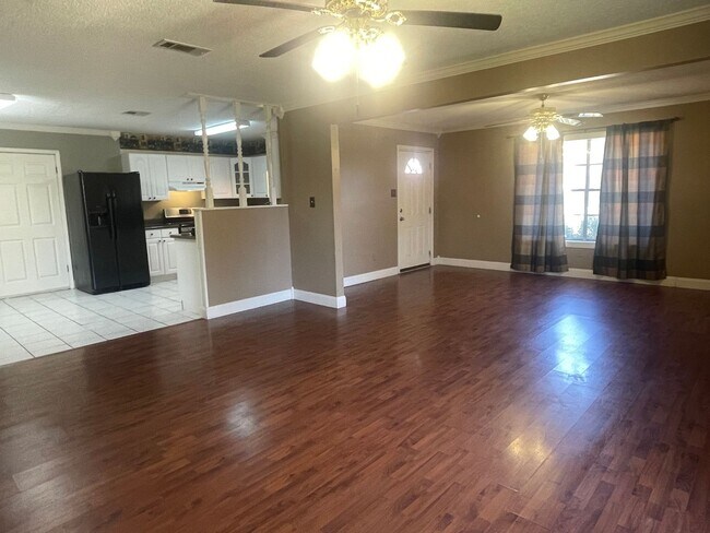Building Photo - 3B/2B Home Available in Westlake