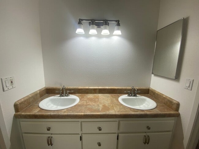 Building Photo - Pet Friendly Home in Templeton School Dist...