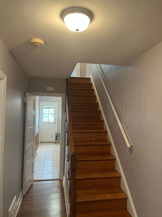 Building Photo - Beautiful semi detached 3 bedroom home nea...