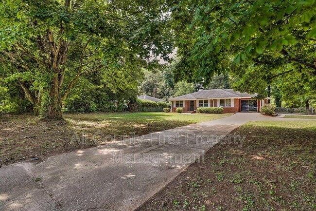 Building Photo - 1579 Columbia Dr