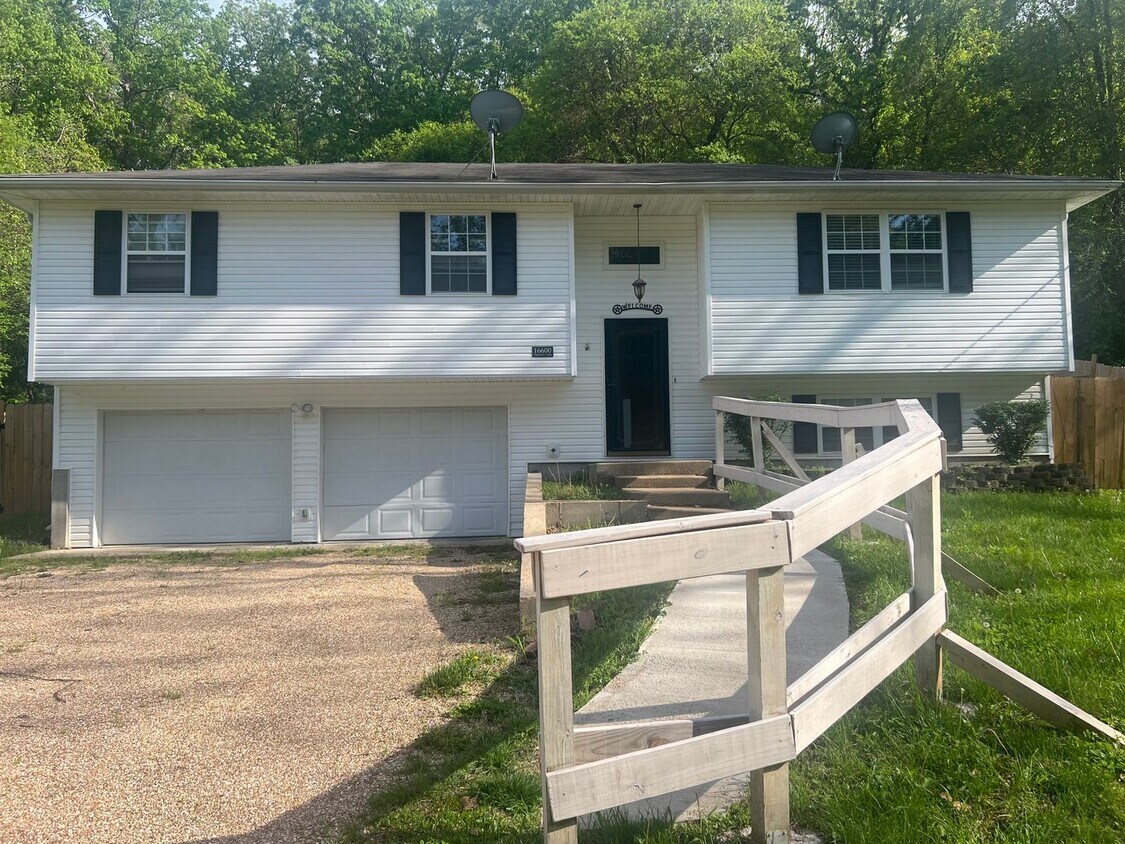 Foto principal - For Rent in St. Robert, MO – Spacious 4 Be...