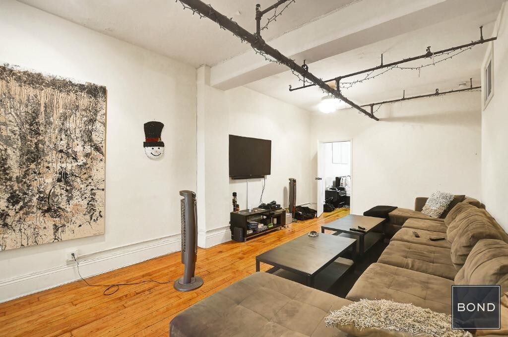 Primary Photo - 12 W 17th St