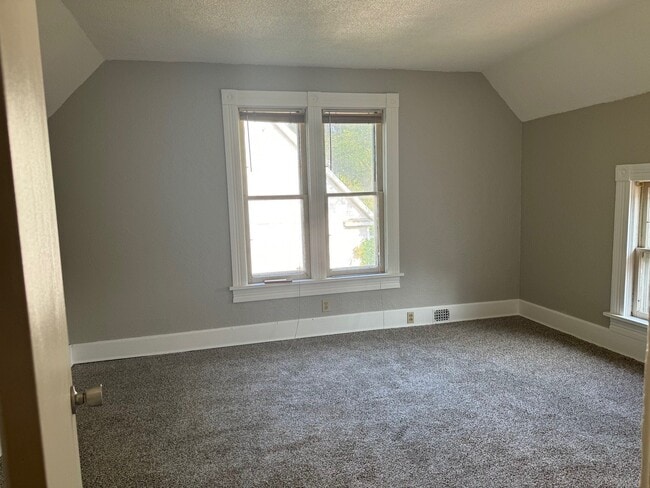 Building Photo - 423 Nicollet Ave