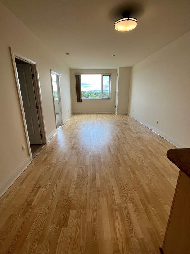 Building Photo - 1025 Canadian Shield Av