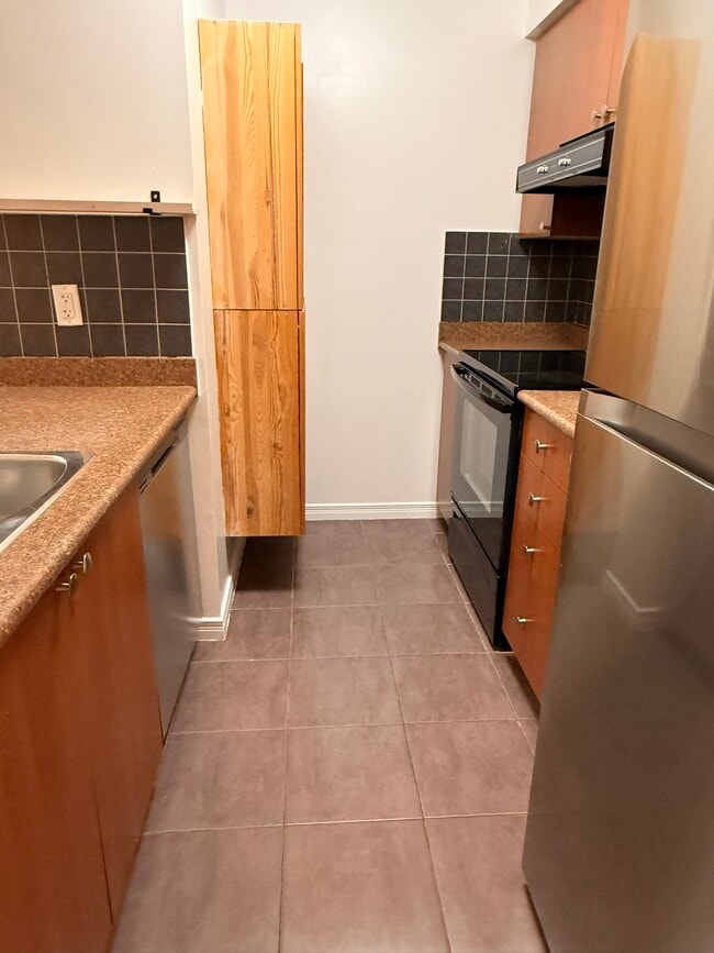 Building Photo - 61 Heintzman St