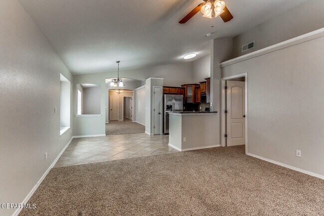 Building Photo - 814 Desert Silver Dr