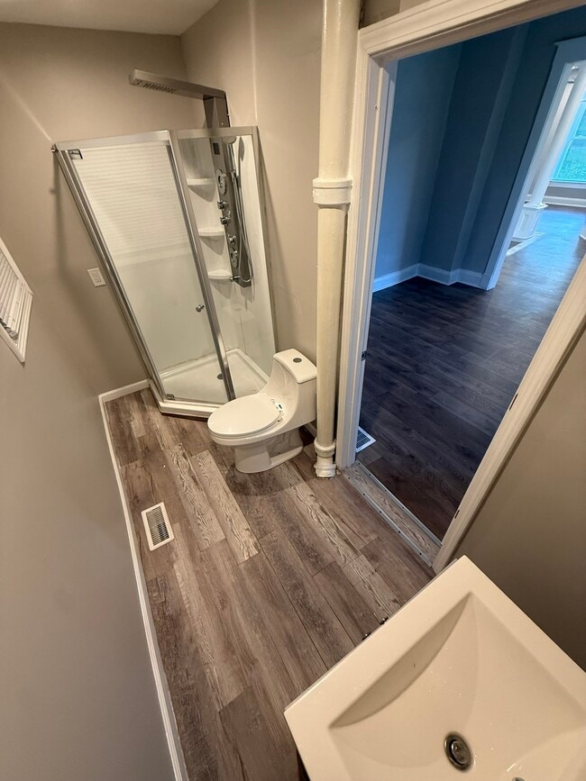 Building Photo - 659 Stebbins St