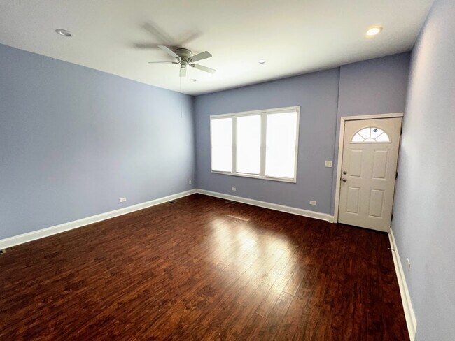 Building Photo - 726 W 47th Pl