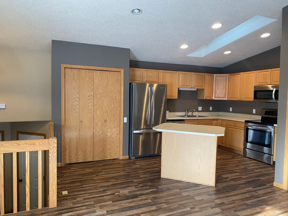 Primary Photo - 3 bd/2 ba Twinhome available June 1st!