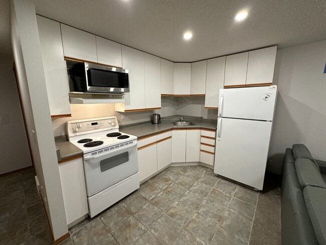 Building Photo - Cozy & Private 1-Bedroom Basement Suite in Bridlewood Crescent - Pet Friendly!