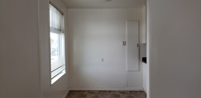 Dining area in kitchen - 200 Carl St