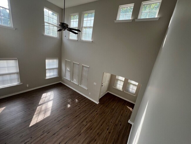 Building Photo - Charming 3 Bed/2.5 Bath Townhome in Cornel...