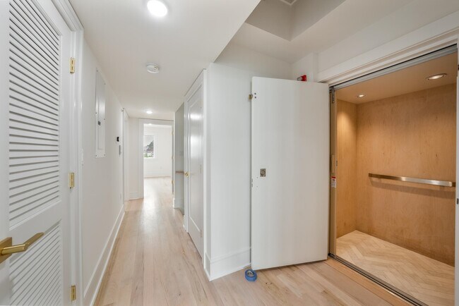 Foto del edificio - 6719 Meadowview Ave