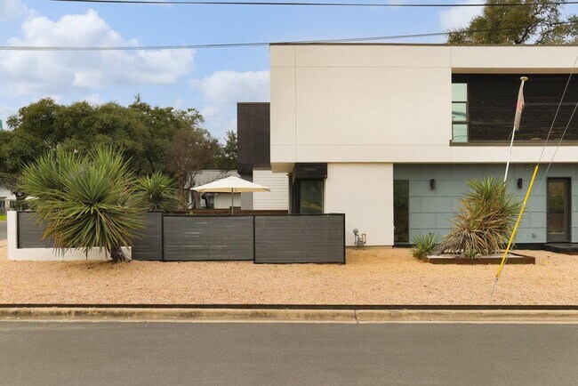 Foto del edificio - 900 W Live Oak St