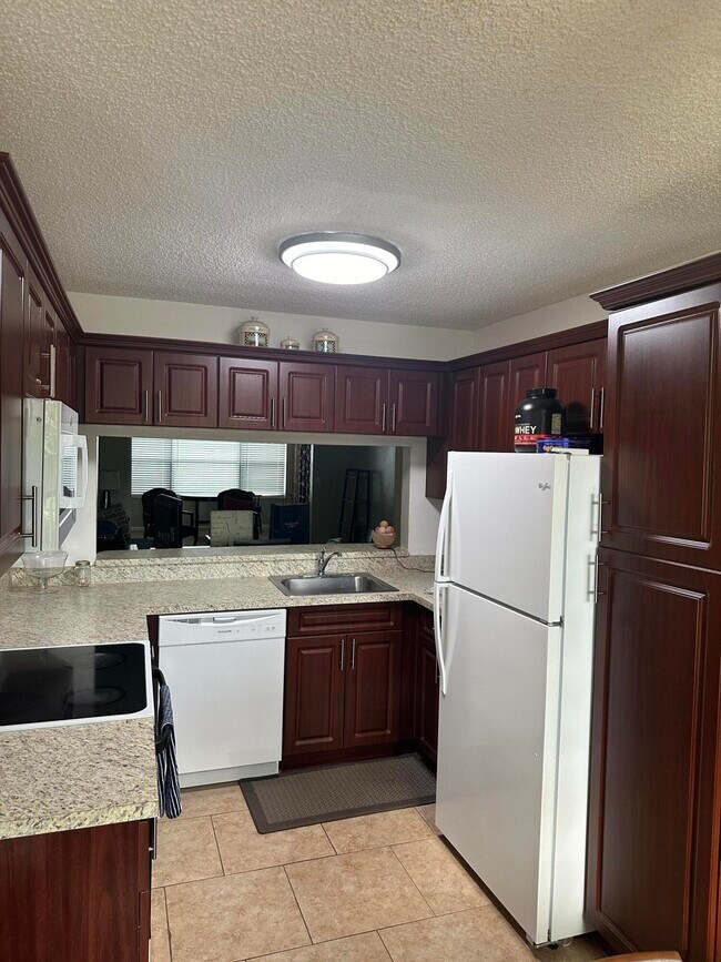 Foto del edificio - 4692 Lucerne Lakes Blvd