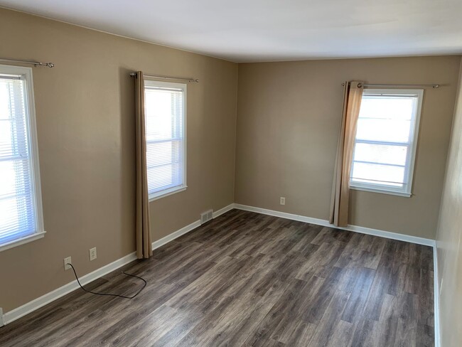 Building Photo - 1 Bed 1 Bath Apartment in a Triplex Close ...