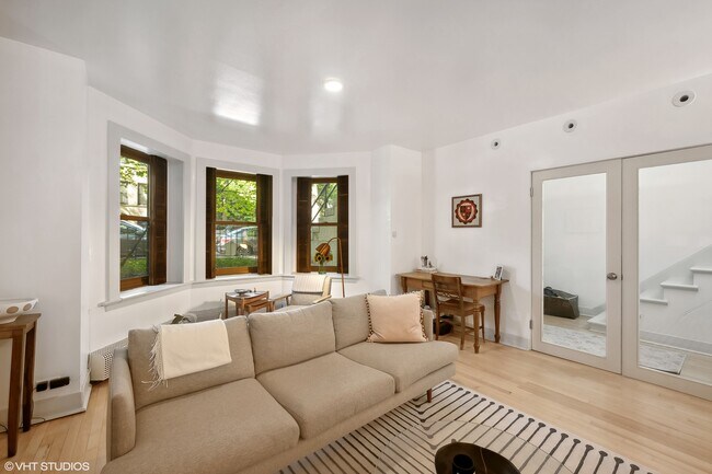 living room - looking toward street and entry - 2133 N Hudson Ave