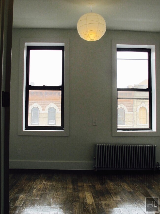 Foto del edificio - 637 WILSON AVENUE