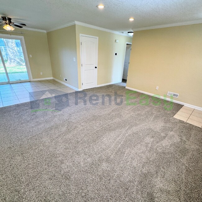 Foto del edificio - 949 Redwood Cir