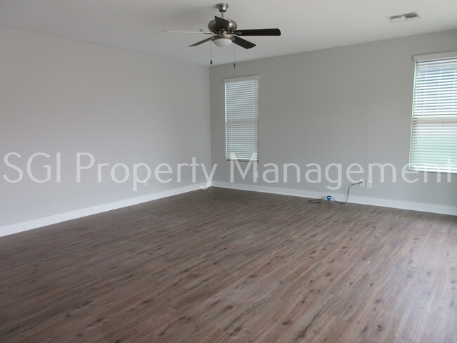 Building Photo - Stunning home with pool ready for move in