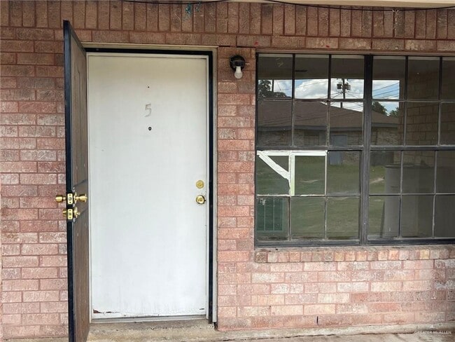 Building Photo - 207 N Cougar St