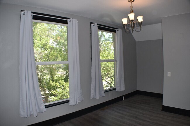 Foto del edificio - 305 W 2nd St