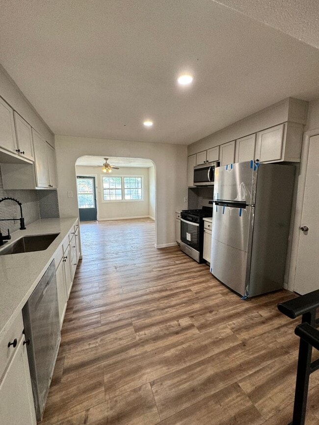 Building Photo - MOVE IN SPECIAL 4 Bedroom 2 bath