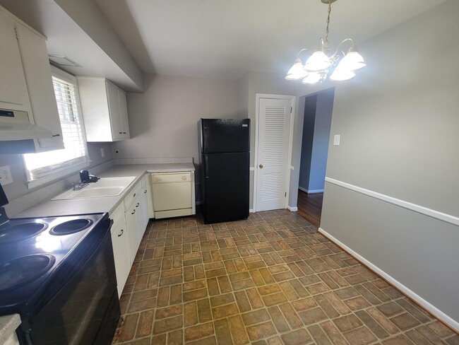 Building Photo - 872 Tearose Dr