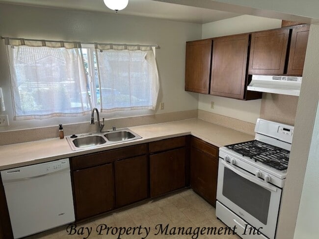 Building Photo - Refreshed 4 Bedroom, 2 Bath Home Near Wind...