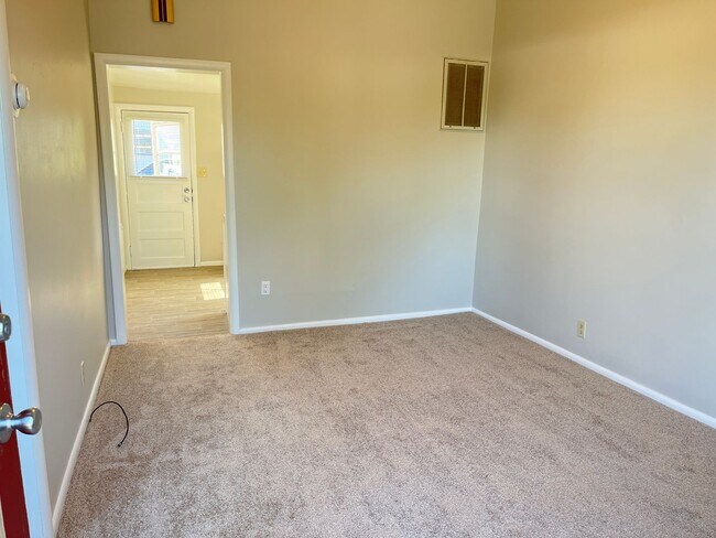 Foto del edificio - Two Bedroom Home, Detached Garage