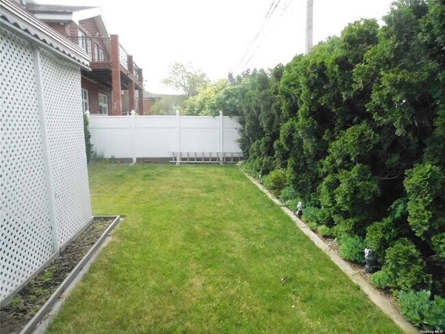 Foto del edificio - 64-52 Dieterle Crescent