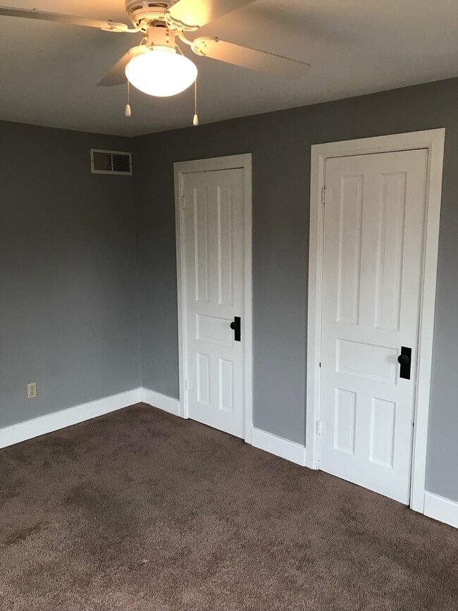 Large closet - 221 Free St